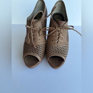 Vince Camuto Brown Perforated Lace-Up Women's size 8 1/2 pumps